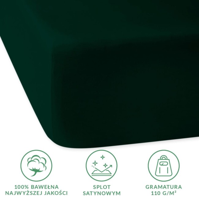 Prześcieradło satynowe z gumką 180x200 w kolorze butelkowej zieleni, rozłożone na płaskiej powierzchni. Wykonane z 100% bawełny, z widoczną teksturą satynową. Logo i informacje o jakości oraz gramaturze w dolnym rogu.