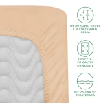 Prześcieradło satynowe z gumką 180x200 w jasnym beżu, widoczne na zdjęciu w zbliżeniu, ukazującym narożnik z elastyczną gumą. Tło białe, a obramowanie gładkie, widać strukturę materiału. Gumka zapewnia stabilność i zapobiega przesuwaniu się.