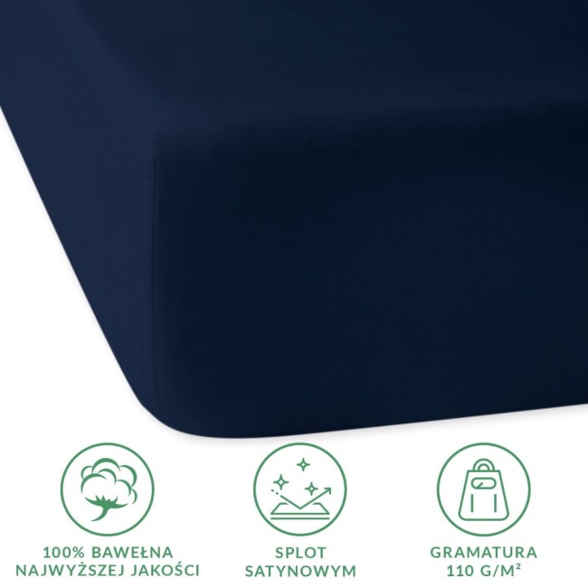 Prześcieradło satynowe z gumką w kolorze ciemnego granatu, w rozmiarze 200x220 cm. Wykonane z 100% bawełny, z gładką, błyszczącą fakturą. Widoczne boki prześcieradła, które dobrze przylegają do materaca. Gramatura 110 g/m².