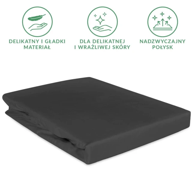 Prześcieradło satynowe z gumką w kolorze czarnym, rozmiar 200x220 cm, leżące na jednolitym tle. Materiał o gładkiej fakturze, z wyraźnym błyskiem. Prześcieradło zaprezentowane w pozycji rozłożonej, bez widocznych dodatków ani napisów.