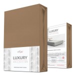 Prześcieradło jersey z elastanem 90x200 w brązowym kolorze, z gumką, zapakowane w estetyczne opakowanie. Widoczny front z logo Luxury Collection oraz informacją o produkcie. Tło jednolite, co podkreśla szczegóły opakowania oraz jego właściwości.