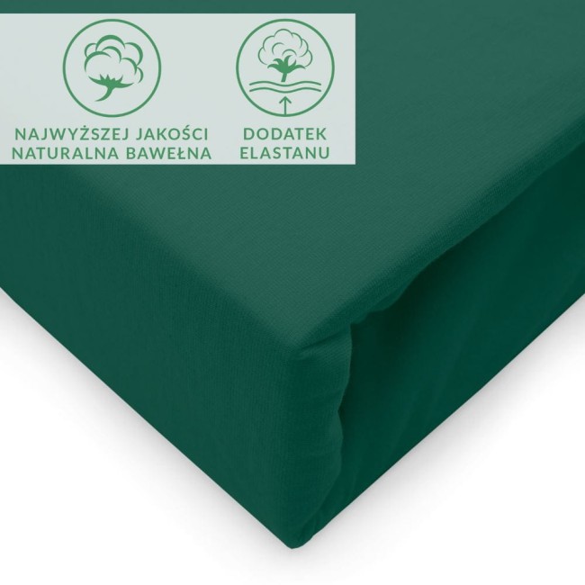 Prześcieradło jersey z elastanem w kolorze ciemnozielonym, rozmiar 90x200 cm, widoczne na zdjęciu w pozycji leżącej. Materiał gładki, elastyczny, starannie wykończony. Zawiera oznaczenia dotyczące jakości bawełny i dodatku elastanu.