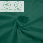 Prześcieradło jersey z elastanem w zielonym kolorze, wykonane z miękkiej tkaniny. Złożone na stole, eksponuje delikatną strukturę materiału. W lewym górnym rogu symbole: miękka tkanina w dotyku oraz delikatna dla skóry.