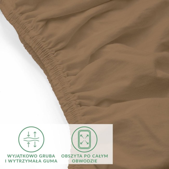 Prześcieradło jersey z elastanem w kolorze brązowym, rozmiar 140x200 cm, ukazane w zbliżeniu na detal gumki, która jest obszytą i trwałą. Tło białe, co podkreśla kolor i fakturę materiału. Brak widocznych napisów lub logo.