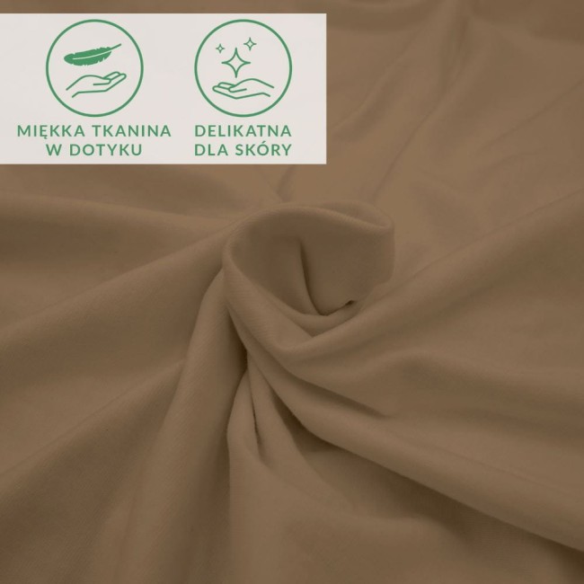 Prześcieradło jersey z elastanem w kolorze brązowym o wymiarach 140x200 cm, z gumką. Materiał jest miękki w dotyku i delikatny dla skóry, ukazany w zbliżeniu, z widoczną fakturą tkaniny.