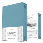 Prześcieradło jersey z elastanem 140x200 w kolorze błękitnym, z gumką. Ułożone w pozycji pionowej na białym tle, z widocznym opakowaniem, które zawiera czytelną etykietę z logo DARYmex oraz nazwą produktu.
