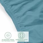 Prześcieradło jersey z elastanem w kolorze błękitnym, z gumką obszytą po całym obwodzie, leżące na białym tle. Widoczna faktura materiału oraz sprawnie wykonane wykończenie. Zbliżenie na elastyczny brzeg.