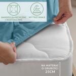Prześcieradło jersey z elastanem w kolorze błękitnym, z gumką, na materac o grubości 25 cm, przedstawione w zbliżeniu, z ręką zakładającą je na materac. Tło neutralne, podkreślające materiał. Widoczne napisy informujące o elastyczności i wytrzymałości.
