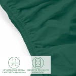 Prześcieradło jersey z elastanem w kolorze ciemnozielonym, leżące na białym tle, z dobrze widoczną gumką obszytą po całym obwodzie. Zbliżenie na fakturę materiału, pokazujące elastyczność i grubość gumy, która zapewnia stabilne ułożenie.