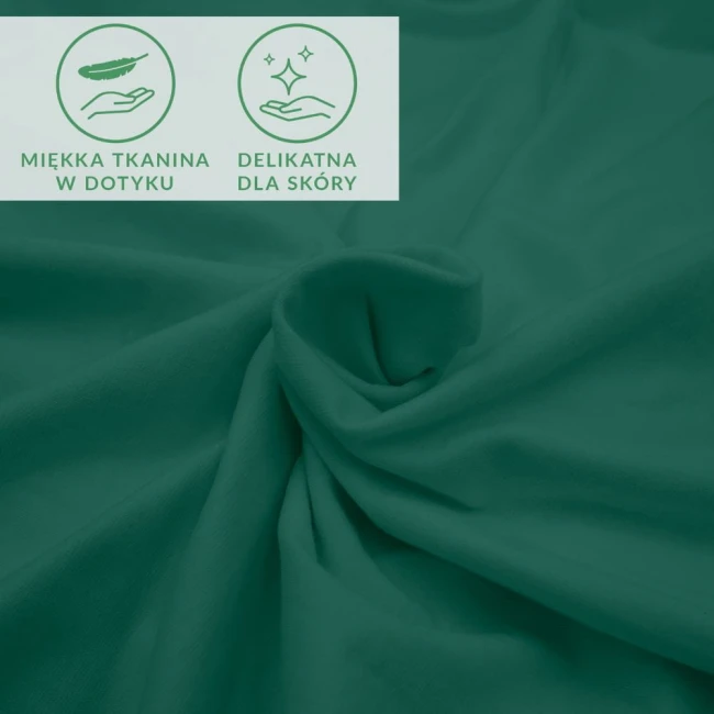 Prześcieradło jersey z elastanem w kolorze zielonym, leżące z delikatnymi fałdami. W tle widoczne ikony informujące o miękkiej tkaninie w dotyku i delikatności dla skóry. Bez szwów, gładka tekstura. Rozmiar 180x200.