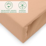 Jersey prześcieradło z elastanem w kolorze różowym, rozmiar 200x220 cm, z gumką. Zbliżenie na złożony materiał, podkreślający jego gładką fakturę i elastyczność. Widoczne napisy dotyczące składu: naturalna bawełna oraz dodatek elastanu.