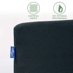 Prześcieradło jersey z gumką w kolorze ciemnego granatu, z widocznym logo Darymex. Ujęcie w zbliżeniu na fakturę materiału, którego nie trzeba prasować. Produkt leży płasko na jasnym tle, ukazując gładką powierzchnię i elastyczne brzeg.