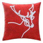 Poszewka dekoracyjna 45x45 cm w kolorze czerwonym z haftem przedstawiającym renifera w białym kolorze. Produkt leżący, z widoczną tkaniną o gładkiej, matowej fakturze. Tło jednolite, co podkreśla detale haftu.