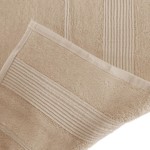 Ręcznik bambusowy 70x140 w kolorze cappuccino, leżący na jasnym tle. Widoczne napisy w formie drobnych, poziomych pasów na jednym z brzegów. Materiał o miękkiej, teksturowanej fakturze. Złożony brzegi z delikatnym obszyciem.
