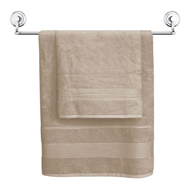Ręcznik bambusowy w kolorze cappuccino o wymiarach 70x140 cm, zawieszony na wieszaku. Materiał o miękkiej, teksturowanej powierzchni z poziomymi paskami na krawędzi. Widoczny również mniejszy ręcznik, ułożony pod większym. Tło białe.