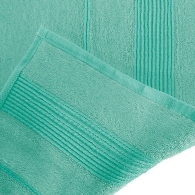 Ręcznik bambusowy 50x90 cm w kolorze turkusowym, rozłożony na wysokości, z widocznymi detalami faktury i delikatnymi paskami. Materiał miękki i chłonny, idealny do użytku domowego. Tło białe, podkreślające kolor produktu.