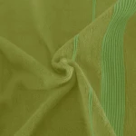Ręcznik bambusowy 70x140 w kolorze intensywnej zieleni, z teksturowanym materiałem. Złożony w spiralę, z delikatnym, jaśniejszym szwem na krawędzi. Idealny do codziennego użytku, zapewniający miękkość i absorpcję.