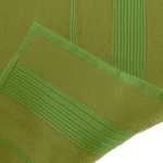 Ręcznik bambusowy 70x140 w kolorze zielonym, z delikatną, teksturowaną powierzchnią. Złożony w poziomie, z widocznymi ukośnymi paskami i obrzeżem w tym samym odcieniu. Przeznaczony do użytku w łazience lub na plaży.