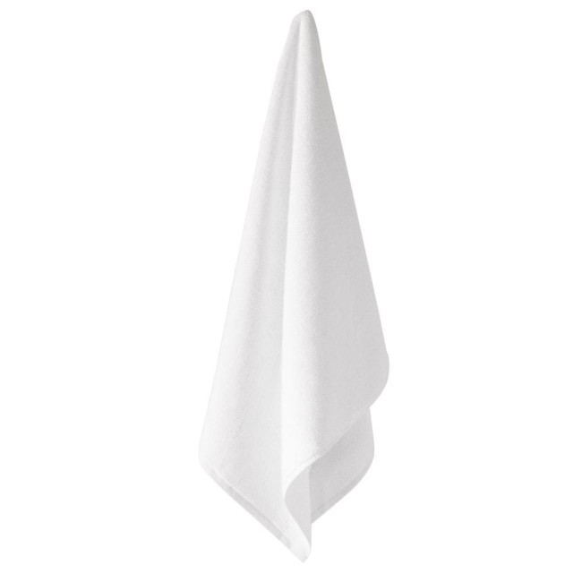 Ręcznik hotelowy 50x100 cm w kolorze białym, wykonany z miękkiej bawełny. Produkt prezentowany w pozycji wiszącej, z wyraźnym, gładkim splotem. Tło proste i jednolite, co podkreśla czystość i świeżość ręcznika.