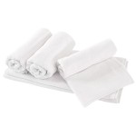 Ręcznik hotelowy 50x100 cm w kolorze białym, leżący na białym tle, obok trzech zwiniętych ręczników. Wykonany z miękkiego materiału, o gładkiej fakturze, z zauważalną w chłodnym oświetleniu, prezentujący prosty design bez wzorów.
