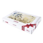 Pościel satyna bawełniana 160x200 Luxury Cinque Terra w eleganckim opakowaniu z motywem roślinnym w kolorach kremowym, niebieskim i złotym. Opakowanie z ozdobną wstążką i logo DARYmex. Widok na całość opakowania z góry.