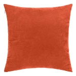 Poszewka dekoracyjna 40x40 cm w ceglastym kolorze, gładka, wykonana z miękkiego materiału. Ujęta frontalnie, leżąca na jednolitym tle. Widać zamek błyskawiczny w jednym z rogów. Idealna do aranżacji wnętrz jako element dekoracyjny.