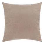 Poszewka dekoracyjna 45x45 cm w ciemno beżowym kolorze, gładka, wykonana z miękkiego materiału. Ułożona na białym tle w pozycji leżącej, z widocznym suwakiem po jednym z boków. Idealna do aranżacji wnętrz.