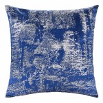 Poszewka dekoracyjna 40x40 cm w ciemno niebieskim kolorze z metalicznym srebrnym nadrukiem. Widok frontalny, złożona, z wyraźnym, abstrakcyjnym wzorem. Gładka, teksturowana powierzchnia tkaniny, idealna do aranżacji wnętrz.