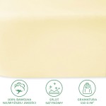 Prześcieradło satynowe bez gumki o rozmiarze 200x220 cm w kolorze kremowym. Materiał 100% bawełna, gładka i lśniąca faktura. Ułożone na płasko, pokazujące jego pełną powierzchnię bez dodatkowych dekoracji.