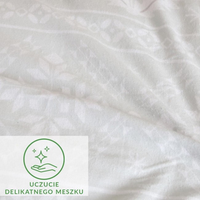 Flanelowa pościel w kolorze białym, z delikatnym wzorem w kształcie liści i kwiatów. Materiał o matowej fakturze, leżący na płaskiej powierzchni. Na tkaninie umieszczona zielona grafika z tekstem „Uczucie Delikatnego Meszku”.