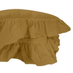 Pościel bawełniana z falbanką w kolorze ecru olive, rozmiar 160x200, prezentuje się z bliska z widoczną falbaną na k rawatce. Materiał jest miękki, z lekką teksturą, a kształt falbany dodaje efektu trójwymiarowości. Zdjęcie na białym tle.