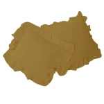 Pościel bawełniana z falbanką w kolorze ecru olive, rozmiar 220x200 cm, leży na jednolitym tle. Zestaw składa się z dwóch poduszek z falbaną, w tym jednej większej i mniejszej, co podkreśla teksturę materiału.
