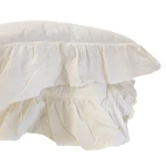 Pościel bawełniana w kolorze białym, z delikatną falbanką na brzegu. Widoczne złożenie materiału, ukazujące głęboki kształt i teksturę. Produkt leży poziomo, podkreślając elegancki styl i detale wykończenia. Dobrze dopasowany do wymiarów 160x200.