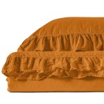 Pościel bawełniana w kolorze brązowym z falbanką, w rozmiarze 220x200 cm, leżąca na płasko. Zbliżenie na falbanę i delikatną teksturę materiału. Elegancko wykończona, idealna do sypialni. Na jednolitym tle.