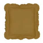Komplet poszewek bawełnianych 2x40x40 cm w oliwkowym kolorze ze starannie wykończonymi falbankami. Ułożone na płasko, z widoczną teksturą materiału. Tło proste, zapewnia kontrast dla produktu. Idealne do nowoczesnych aranżacji sypialni.