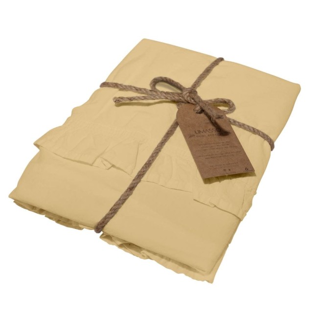 Komplet dwóch poszewek bawełnianych 40x40 cm w kolorze kremowym z falbanką. Poszewki złożone i związane sznurkiem, z metką widoczną na górze. Tekstura materiału miękka, lekko marszczona, idealne do aranżacji sypialni.