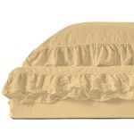 Komplet poszewek bawełnianych 40x40 cm w kolorze kremowym z falbanką. Ułożone leżąco, z widoczną fakturą materiału. Odcień Soybean nadaje im subtelny wygląd, idealny do aranżacji sypialni.