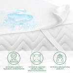 Ochraniacz na materac w rozmiarze 200x220 cm w kolorze białym, wykonany z materiału laminowanego. Widoczna faktura materiału z delikatnym wzorem w romby. Ochrona przed wilgocią, z grubymi gumkami wszytymi po bokach dla stabilizacji.