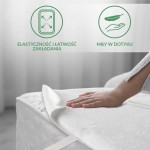 Ochraniacz na materac 200x220 w kolorze białym, położony na materacu, z widoczną dłonią dotykającą, co podkreśla jego miękkość. W tle jasne tło, z ikonami informującymi o elastyczności i łatwości zakładania.
