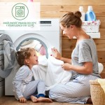 Ochraniacz na materac 200x220 Bonson w białym kolorze, rozłożony na pralce. Widoczna kobieta i dziewczynka, uśmiechnięte, składające białe ręczniki. Pralka bębnowa z otwartymi drzwiami i drewniane tło. Prosta aranżacja w domowym wnętrzu.