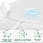 Ochraniacz na materac 80x200 w kolorze białym, leżący na jednolitym tle. Widać grube gumki wszyte po bokach, które zapewniają mocne trzymanie.