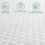 Ochraniacz na materac 80x200 w kolorze białym, pikowany, widoczny z bliska. Tło jednolite. Wyróżniają się znaki graficzne opisujące właściwości kosmetyczne, regenerację skóry oraz wzmocnienie odporności i metabolizmu.