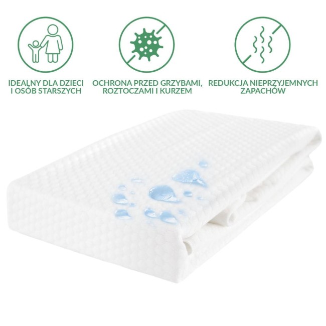 Ochraniacz na materac 110x200 w kolorze białym, pikowany, z widocznymi kroplami wody. Produkt leży na białym tle, prezentując fakturę materiału. Dodatkowe elementy graficzne informują o ochronie przed alergenami i redukcji zapachów.