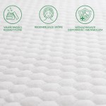 Ochraniacz na materac w rozmiarze 180x200, pikowany w kolorze białym. Ujęcie z bliska ukazuje strukturę materiału oraz wzór w formie sześciokątów.