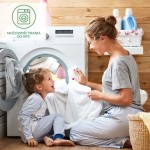Mama w szarej koszulce, siedząc na podłodze, podaje dziecku białe ręczniki z pralki. Dziecko w niebiesko-białych piżamach śmieje się, obok widoczne detergent i pleciony koszyk. Tło z drewnianych paneli.