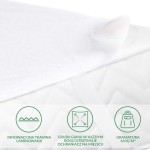 Ochraniacz na materac 120x200 w kolorze białym, wykonany z innowacyjnej tkaniny laminowanej. Gruba guma w każdym rogu zapewnia stabilność. Gramatura materiału wynosi 160 g/m². Produkt leży na materacu, ukazując jego teksturę.