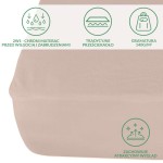 Ochronne prześcieradło z gumką 200x220 w kolorze beżowym, leżące na powierzchni. Materiał o gramaturze 140 g/m², gładki i miękki w dotyku.