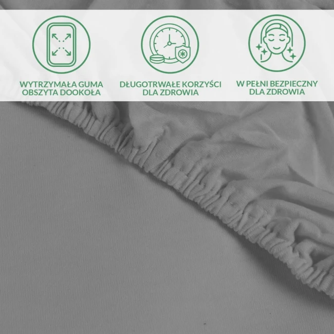 Ochronne prześcieradło z gumką 140x200 w kolorze szarym, leżące na płaskiej powierzchni. Widoczna wytrzymała, elastyczna guma obszyta dookoła. Tło proste, umożliwiające skupienie na detalu produktu. Zbliżenie na fakturę materiału.