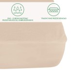 Ochronne prześcieradło z gumką 140x200 w kolorze beżowym, leżące na materacu. Widoczna faktura materiału oraz gumka utrzymująca prześcieradło na miejscu.