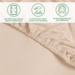 Ochronne prześcieradło z gumką 140x200 cm w kolorze beżowym, leżące na płaskiej powierzchni. Widoczna elastyczna guma obleczona wokół krawędzi. Materiał gładki, miękki w dotyku, zapewniający komfort. Brak dodatkowych wzorów lub logo.